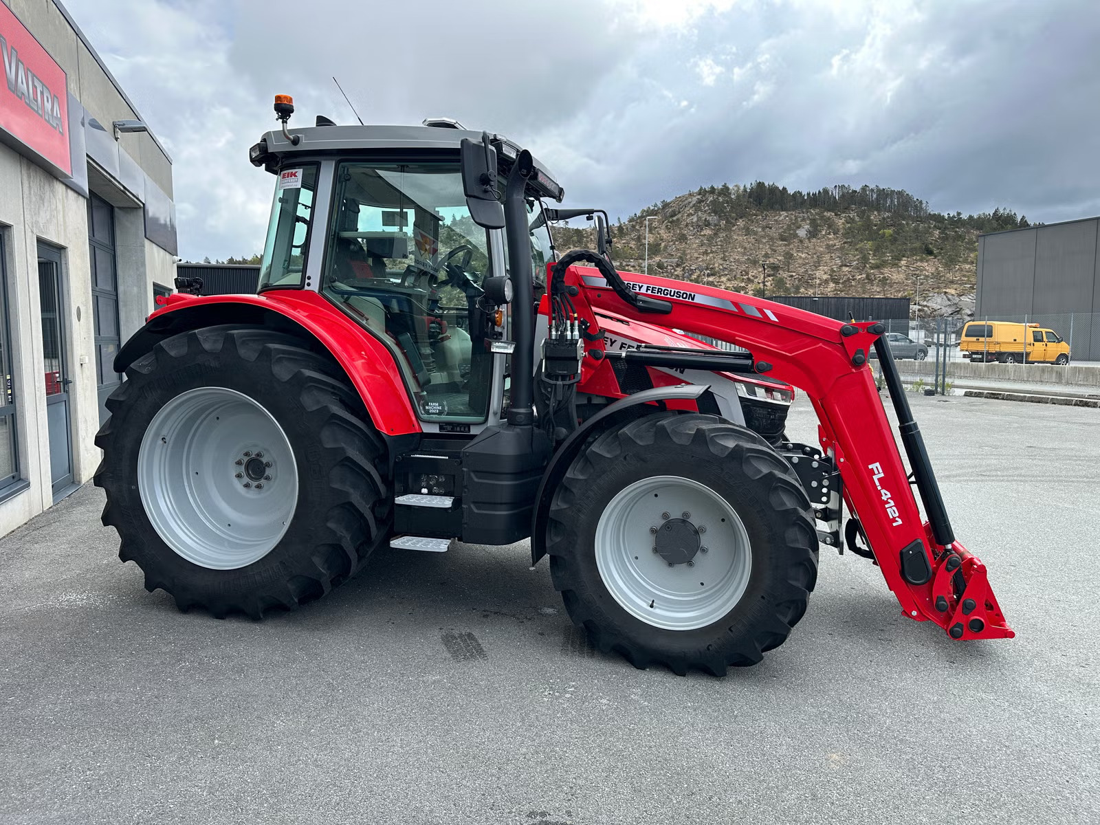 Massey Ferguson 5S 145 Dyna-6, Anul 2024 - imagine 2