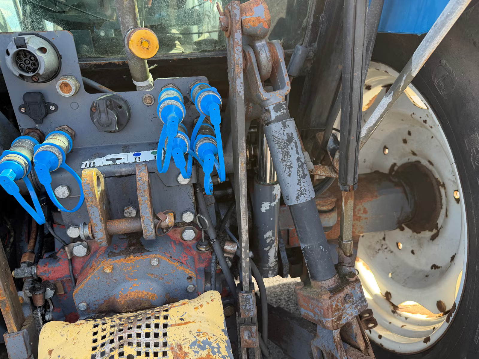 New Holland 7635, Anul 1998 - imagine 25